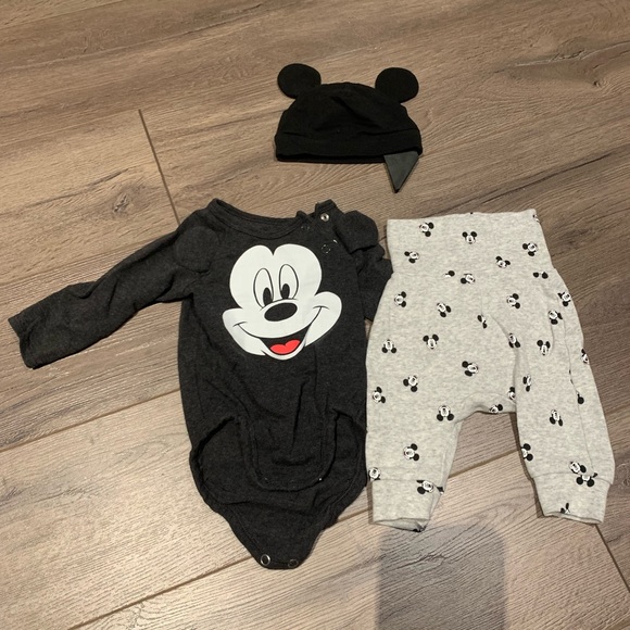 H&M baby boy Mickey Mouse set. Size 1-2 months. EUC - Picture 2 of 3